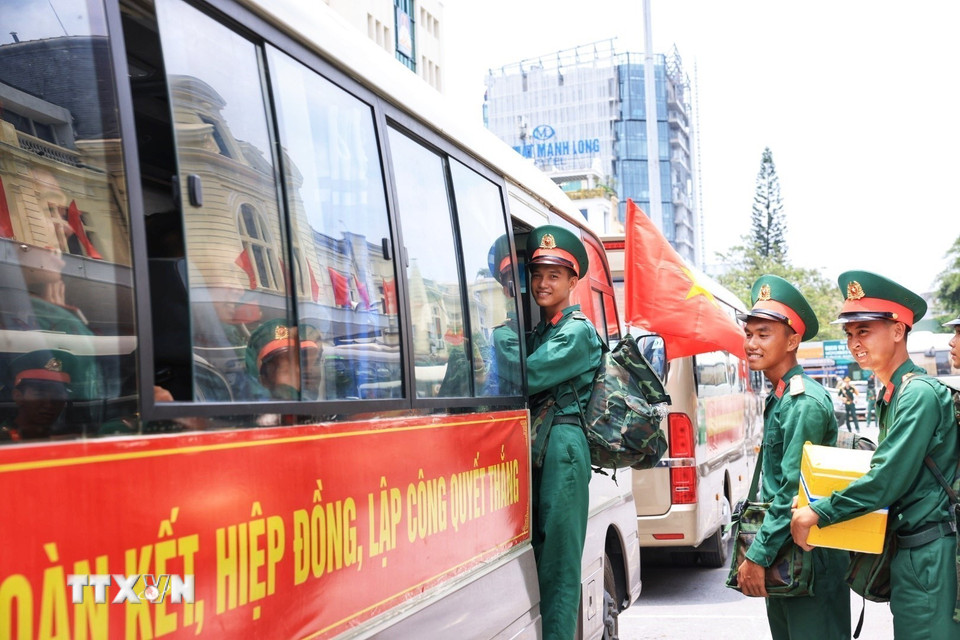 Các chiến sỹ lên xe trở về điểm tập kết. (Ảnh: Tuấn Anh/TTXVN)