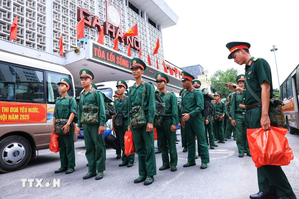Các lực lượng lên xe trở về nơi tập kết. (Ảnh: Tuấn Anh/TTXVN)
