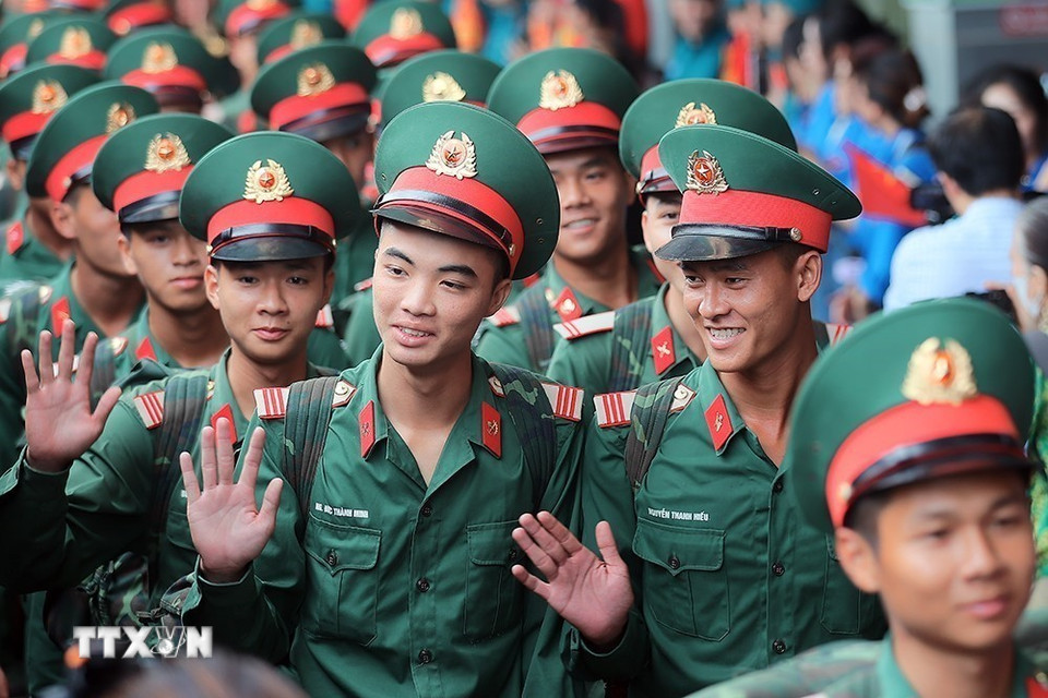 Niềm vui của các chiến sỹ khi đến ga Hà Nội. (Ảnh: An Đăng/TTXVN)