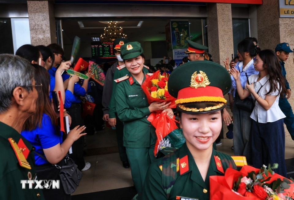 Người dân Thủ đô vui mừng chào đón các lực lượng tham gia diễu binh khi đến ga Hà Nội. (Ảnh: Tuấn Anh/TTXVN)