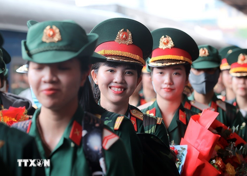 Nét duyên của các nữ chiến sỹ, quân nhân tập kết ra Hà Nội chuẩn bị lễ diễu binh, diễu hành kỷ niệm 80 năm Quốc khánh. (Ảnh: An Đăng/TTXVN)