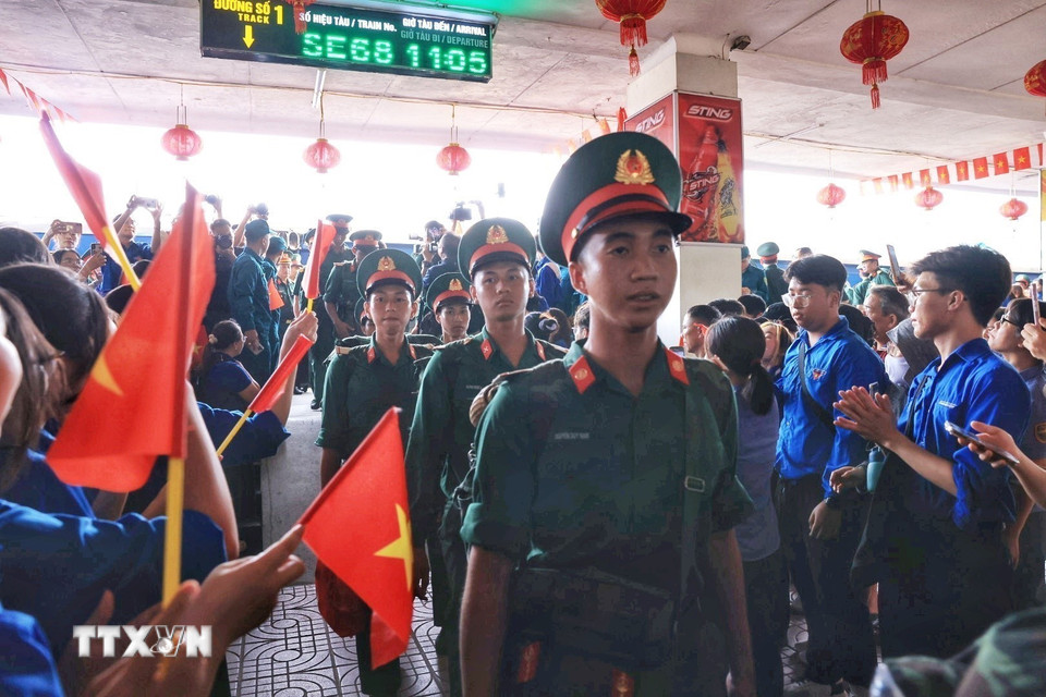 Người dân Thủ đô chào đón các lực lượng vừa xuống ga Hà Nội. (Ảnh: Tuấn Anh/TTXVN)