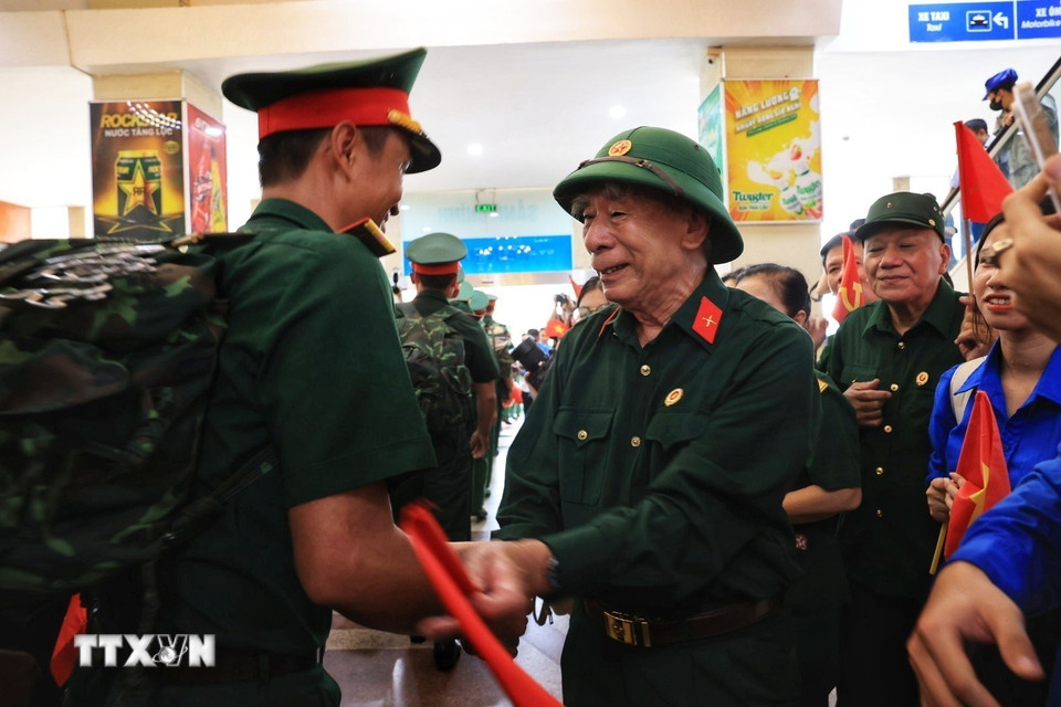 Các cựu chiến binh chào đón lực lượng tham gia diễu binh tại ga Hà Nội. (Ảnh: Tuấn Anh/TTXVN)