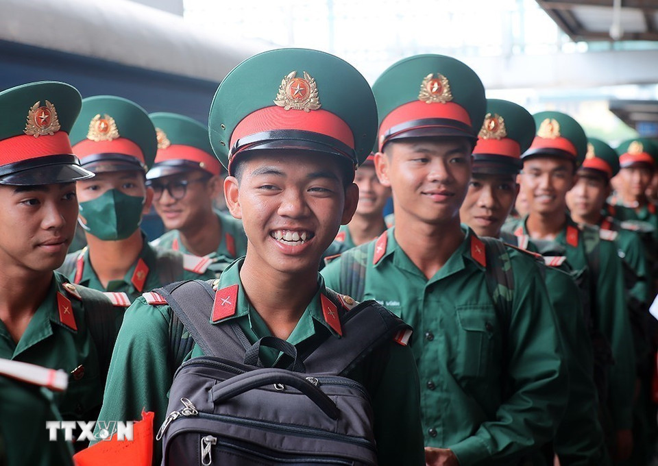 Chiến sỹ trẻ phấn khởi, háo hức khi đến ga Hà Nội. (Ảnh: An Đăng/TTXVN)