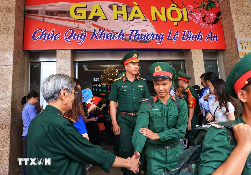 Các cựu chiến binh chào đón lực lượng tham gia diễu binh tại ga Hà Nội. (Ảnh: Tuấn Anh/TTXVN)