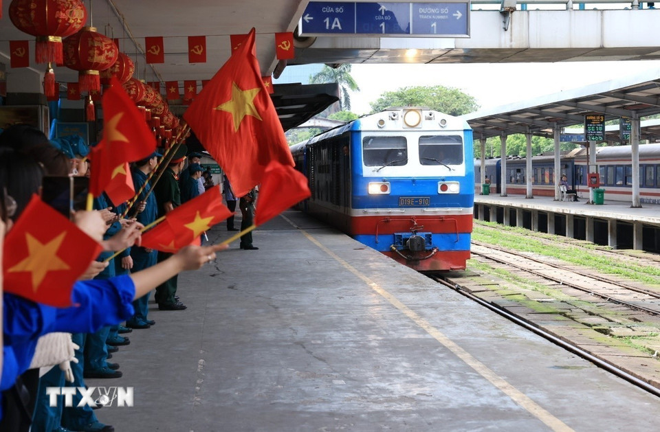 Đoàn tàu SE68 đưa lực lượng quân đội, dân quân tự vệ tham gia diễu binh, diễu hành trong Lễ kỷ niệm 80 năm Cách mạng tháng Tám (19/8/1945-19/8/2025) và Quốc khánh nước Cộng hòa xã hội chủ nghĩa Việt Nam (2/9/1945-2/9/2025) về đến ga Hà Nội. (Ảnh: Tuấn Anh/TTXVN)