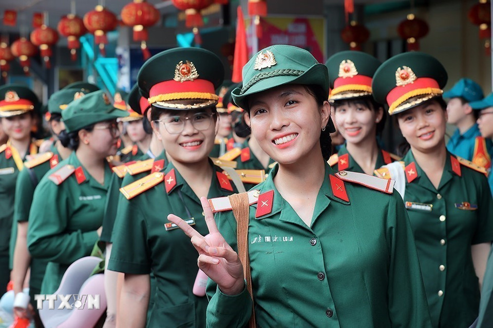 Nét duyên của các nữ chiến sỹ quân nhân tập kết ra Hà Nội chuẩn bị lễ diễu binh, diễu hành kỷ niệm 80 năm Quốc khánh. (Ảnh: An Đăng/TTXVN)