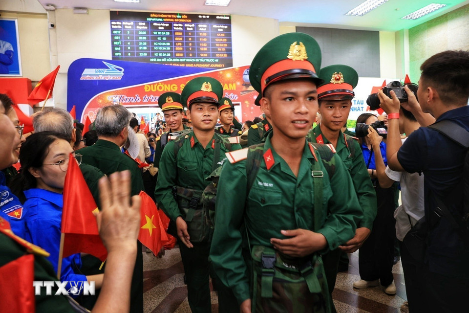 Các lực lượng đến ga Hà Nội vào lúc 11 giờ 5 phút. (Ảnh: Tuấn Anh/TTXVN)