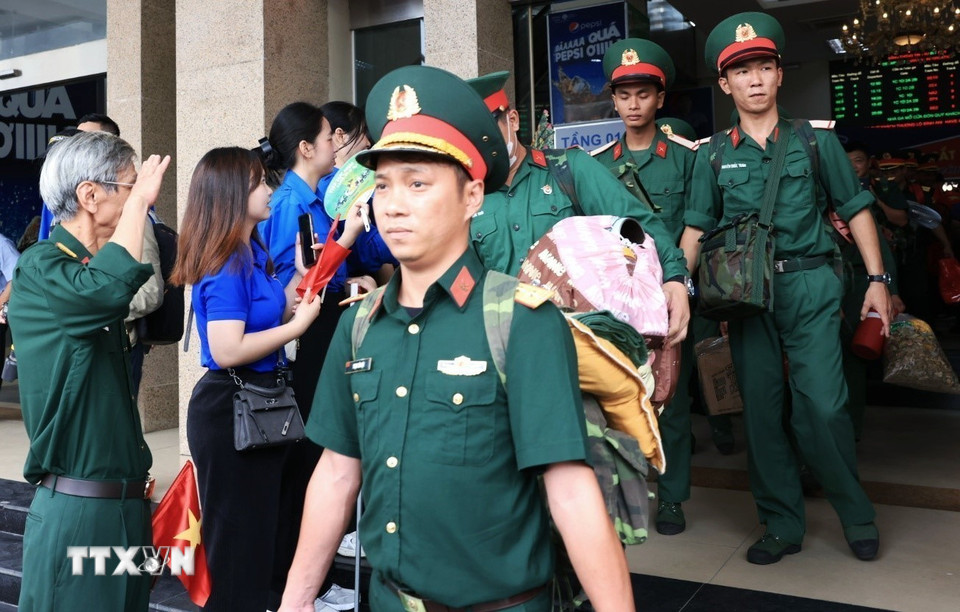 Các lực lượng tham gia nhiệm vụ A80 đến ga Hà Nội vào lúc 11 giờ 5 phút. (Ảnh: Tuấn Anh/TTXVN)