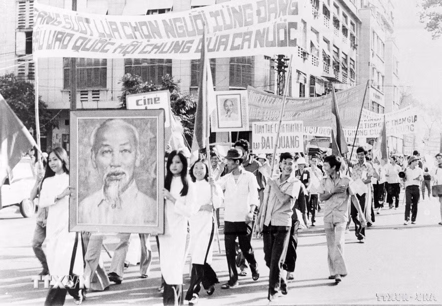 Nhân dân thành phố Hồ Chí Minh mít tinh diễu hành chào mừng Ngày bầu cử Quốc hội thống nhất (25/4/1976). (Ảnh: Kim Sơn/TTXVN)`