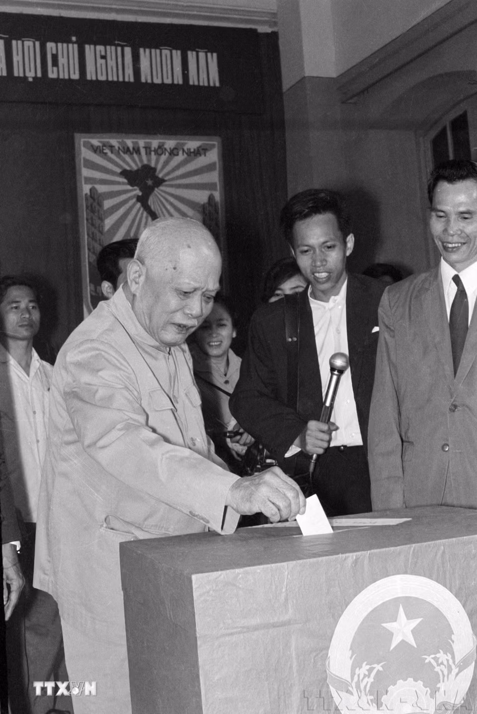 Ngày 25/4/1976, trên 23 triệu cử tri của nước Việt Nam thống nhất đã nô nức đi bầu cử. Đây thực sự là ngày hội lớn của toàn dân Việt Nam. Trong ảnh: Chủ tịch Tôn Đức Thắng bỏ phiếu tại hòm phiếu số 18, tiểu khu Lê Hồng Phong, khu phố Ba Đình, Hà Nội. (Ảnh: TTXVN)