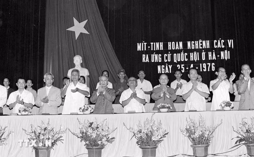 Tối 22/4/1976, tại Nhà hát Lớn Hà Nội, Ủy ban Mặt trận Tổ quốc và Ủy ban hành chính thành phố Hà Nội tổ chức mít tinh chào mừng cuộc Tổng tuyển cử, chào mừng các vị ứng cử đại biểu Quốc hội. Chủ tịch Tôn Đức Thắng, Phó Chủ tịch Nguyễn Lương Bằng, Chủ tịch Ủy ban Thường vụ Quốc hội Trường Chinh và Thủ tướng Phạm Văn Đồng tới dự. (Ảnh: Thế Trung/TTXVN)