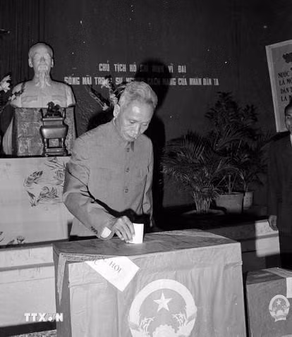 7h15 ngày 25/4/1976, Thủ tướng Phạm Văn Đồng đến bỏ phiếu tại khu vực bỏ phiếu số 13, tiểu khu Phan Đình Phùng, Khu phố Ba Đình, Hà Nội. (Ảnh: Kim Hùng/TTXVN)