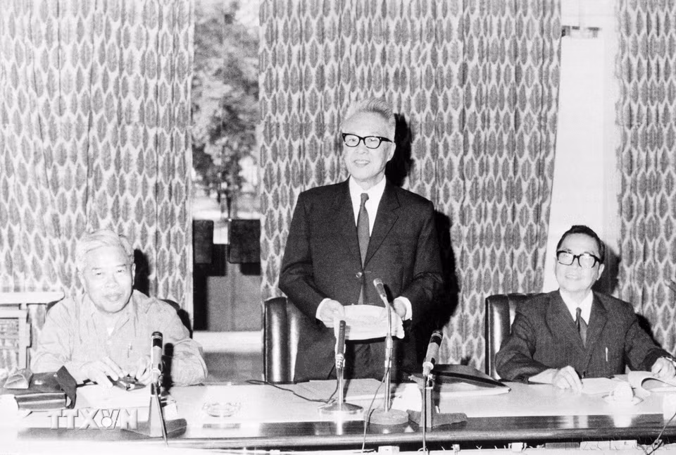 Ngày 21 và 22/2/1976, tại thành phố Sài Gòn-Gia Định, Hội đồng Bầu cử toàn quốc gồm 11 đại biểu miền Bắc và 11 đại biểu miền Nam tổ chức họp Phiên thứ Nhất, bàn về việc bầu cử Quốc hội thống nhất trên cả nước. Trong ảnh: Đồng chí Nguyễn Hữu Thọ, Chủ tịch Hội đồng cố vấn Chính phủ Cách mạng lâm thời Cộng hòa miền Nam Việt Nam phát biểu khai mạc phiên họp (1976). (Ảnh: TTXVN)