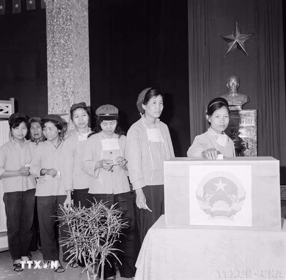 Ngày 25/4/1976 là ngày hội lớn của toàn dân Việt Nam. Tỷ lệ chung cử tri đi bầu cử là 98,77%. Nhiều đơn vị lực lượng vũ trang đạt 100% quân số đi bầu; một số địa phương đạt hơn 99% số cử tri đi bầu cử. Trong ảnh: Công nhân Nhà máy thuốc lá Thăng Long bỏ phiếu bầu cử đại biểu Quốc hội thống nhất (25/4/1976). (Ảnh: TTXVN)