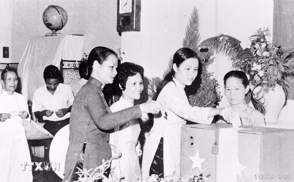Cử tri thành phố Đà Nẵng đi bầu cử đại biểu Quốc hội thống nhất (25/4/1976). (Ảnh: Hà Mùi/TTXVN)