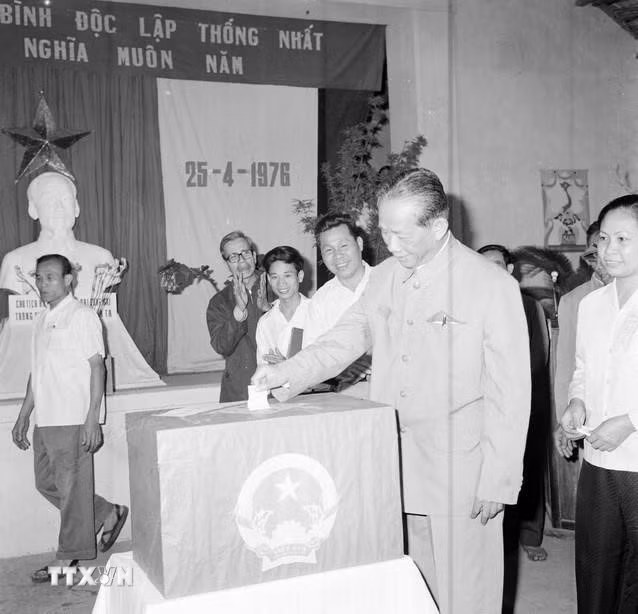Bí thư thứ nhất Ban Chấp hành Trung ương Đảng Lê Duẩn đến bỏ phiếu bầu đại biểu Quốc hội thống nhất tại khu vực 1, khu phố Ba Đình (Hà Nội, 25/4/1976). (Ảnh: Văn Bảo/TTXVN)