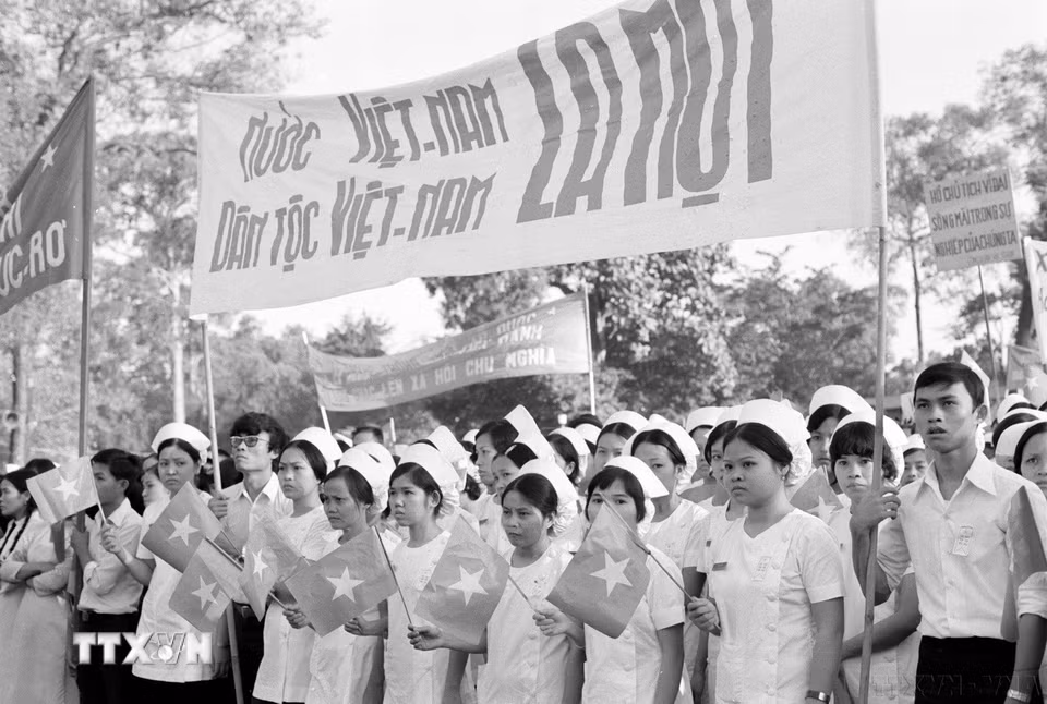 Nhân dân thành phố Sài Gòn-Gia Định míttinh chào mừng thắng lợi của Hội nghị Hiệp thương chính trị thống nhất Tổ quốc (1975). (Ảnh: TTXVN)