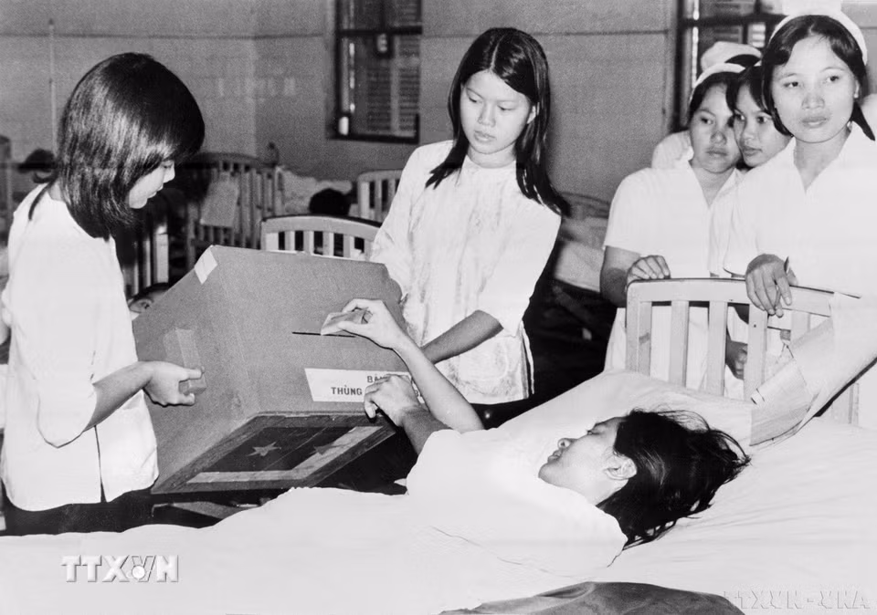 Hòm phiếu lưu động của tổ bầu cử phường Thạch Thang để phục vụ bệnh nhân bầu cử tại bệnh viện C Đà Nẵng (25/4/1976). (Ảnh: TTXVN)