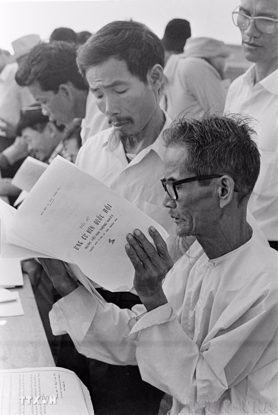 Cụ Nguyễn Nhiệm (Thuận Hải) tham gia bầu cử Quốc hội lần thứ 2 (lần thứ nhất năm 1946) nghiên cứu các ứng cử viên trước khi bầu cử Quốc hội thống nhất. (Ảnh: Thế Thuần/TTXVN)