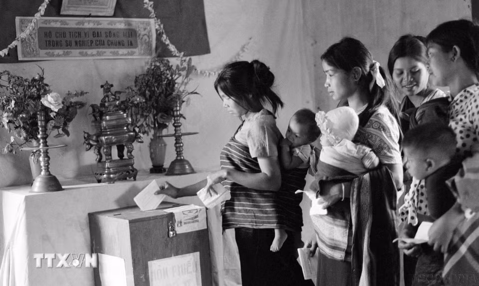 Ngày 25/4/1976, trên 23 triệu cử tri của nước Việt Nam thống nhất đã nô nức đi bầu cử. Đây thực sự là ngày hội lớn của toàn dân Việt Nam. Trong ảnh: Nhân dân các dân tộc Tây Nguyên bầu cử đại biểu Quốc hội thống nhất (25/4/1976). (Ảnh: Lâm Quý/TTXVN)