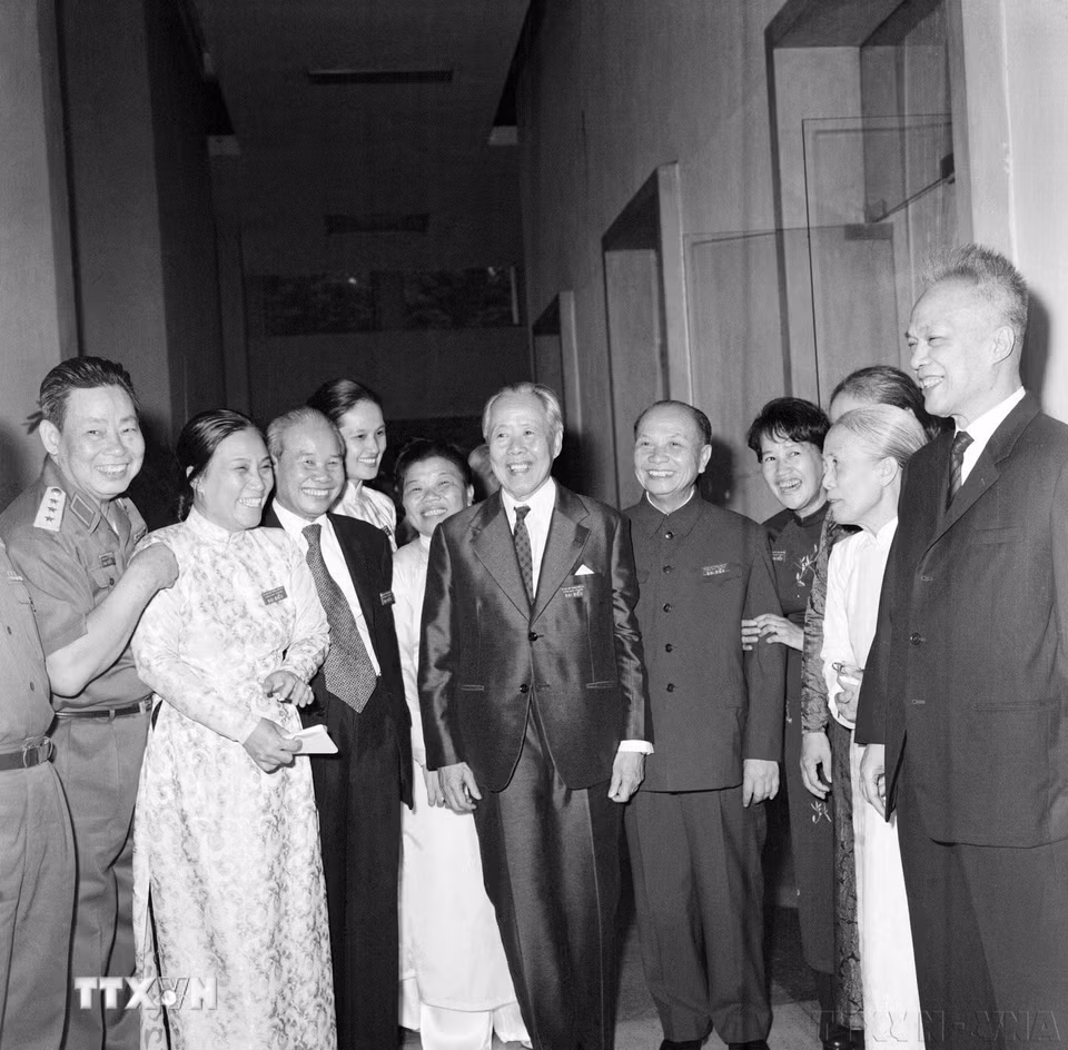 Các đại biểu hai đoàn Nam-Bắc trao đổi thân mật trong giờ nghỉ giải lao tại Hội nghị Hiệp thương chính trị thống nhất Tổ quốc (1975). (Ảnh: TTXVN)
