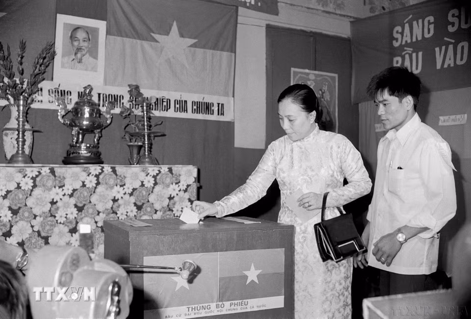 Bà Nguyễn Thị Bình, Bộ trưởng Ngoại giao Chính phủ Cách mạng lâm thời Cộng hòa miền Nam Việt Nam bỏ phiếu tại hòm phiếu 176 phường Bình Tây, Quận 6, Thành phố Sài Gòn-Gia Định (25/4/1976). (Ảnh: Huy Hoàng/TTXVN)