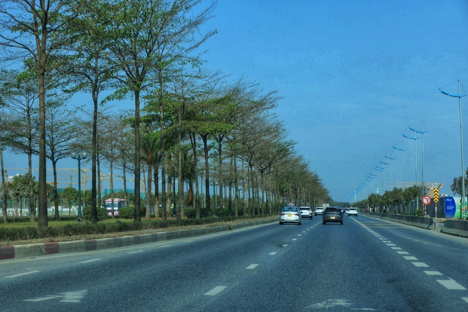 Hướng đi sân bay quốc tế Nội Bài vắng vẻ, thông thoáng. (Ảnh: Tuấn Anh/TTXVN)