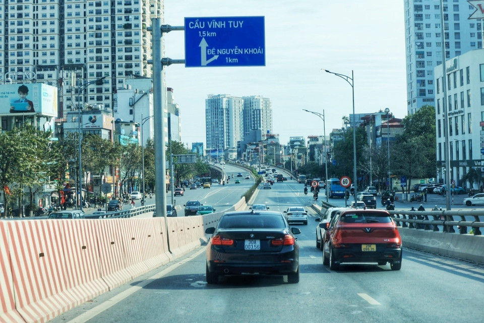 Lối xuống đường Vành đai 2 trước cổng khu đô thị Times City đã thông thoáng. (Ảnh: Tuấn Anh/TTXVN)