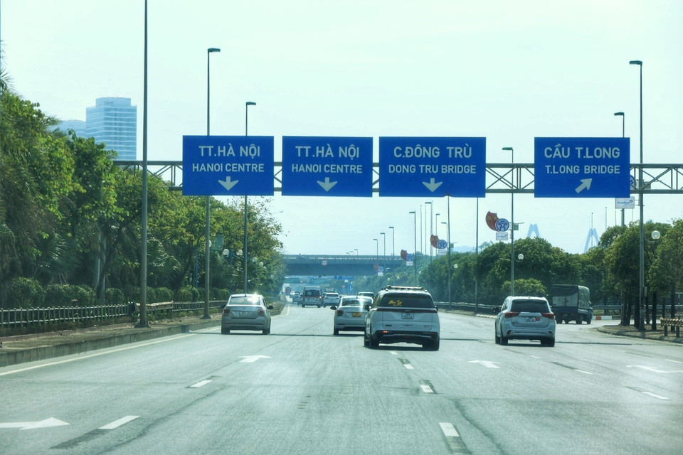 Đường Võ Chí Công hướng vào nội thành vắng vẻ, các phương tiện di chuyển dễ dàng. (Ảnh: Tuấn Anh/TTXVN)