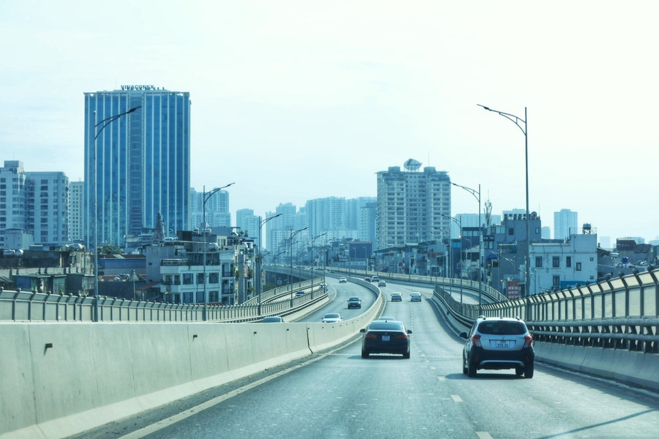 Đường Vành đai 2 trên cao thông thoáng, hướng đi cầu Vĩnh Tuy. (Ảnh: Tuấn Anh/TTXVN)