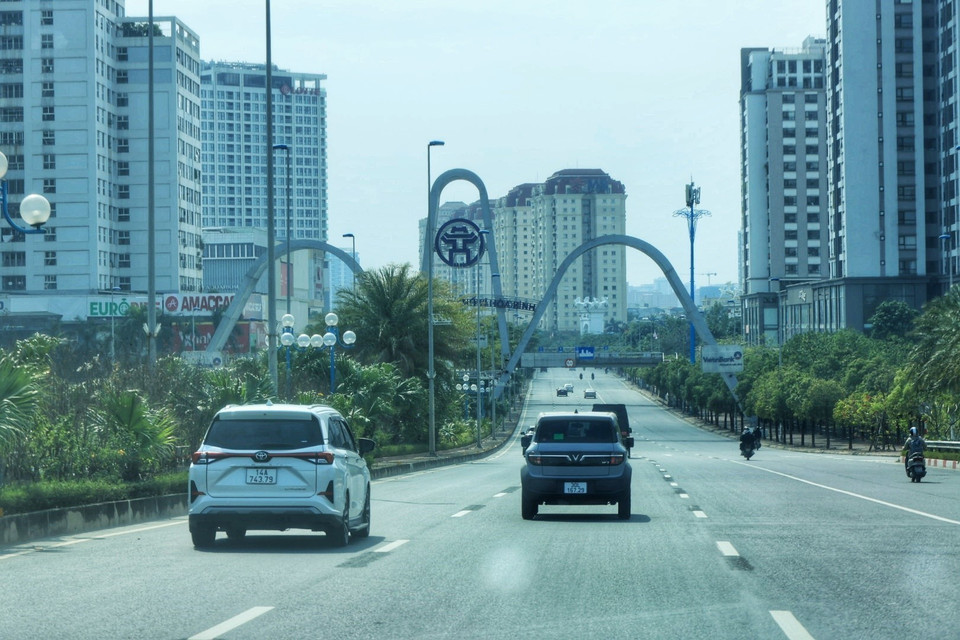 Các phương tiện di chuyển dễ dàng trên đường Võ Chí Công. (Ảnh: Tuấn Anh/TTXVN)