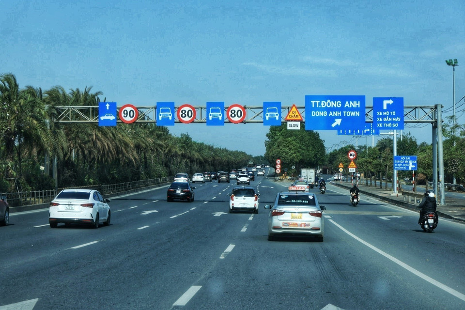 Hướng đi từ nội thành ra ngoại thành vắng vẻ, các phương tiện di chuyển thuận lợi. (Ảnh: Tuấn Anh/TTXVN)