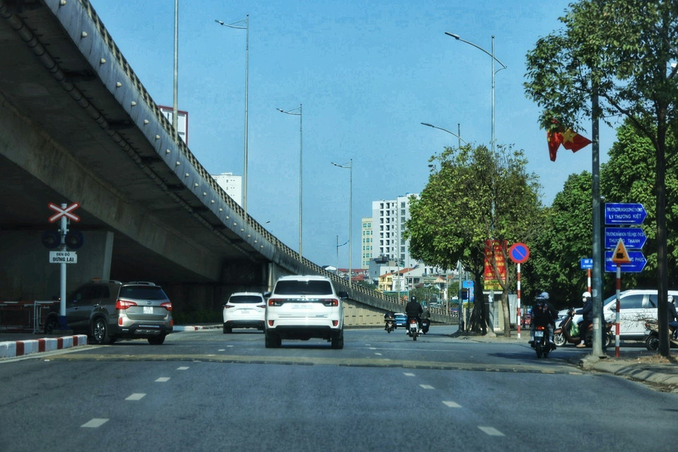 Giao thông trong những ngày cuối cùng của năm Giáp Thìn thông thoáng khiến các phương tiện di chuyển dễ dàng. (Ảnh: Tuấn Anh/TTXVN)