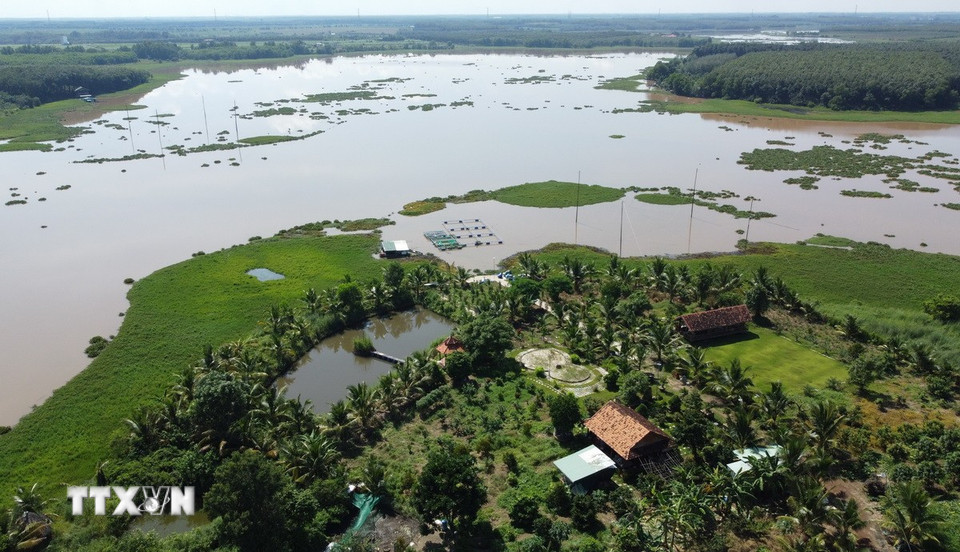 Đập thủy lợi Phước Hòa tại xã Nha Bích (Đồng Nai) có diện tích hơn 2.000ha với hồ Phước Hòa đã được quy hoạch là hồ cấp 1 quốc gia có tiềm năng phát triển các khu đô thị sinh thái ven hồ, khu sân golf kết hợp khu đô thị, dịch vụ du lịch, nghỉ dưỡng và các công viên tự nhiên. Đây sẽ là nơi hình thành không gian đô thị xanh với cảnh sắc thiên nhiên, thu hút du khách. (Ảnh: Đậu Tất Thành/TTXVN)