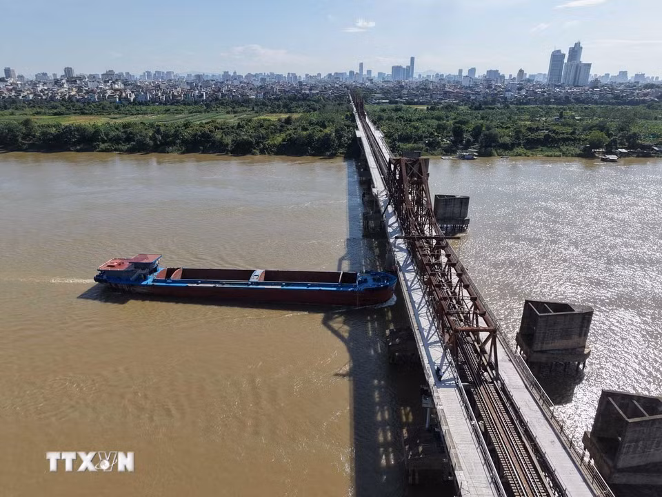 Cầu Long Biên sẵn sàng thông xe từ 0h ngày 28/5 sau gần 2 tháng sửa chữa. (Ảnh: Hoàng Hiếu/TTXVN)