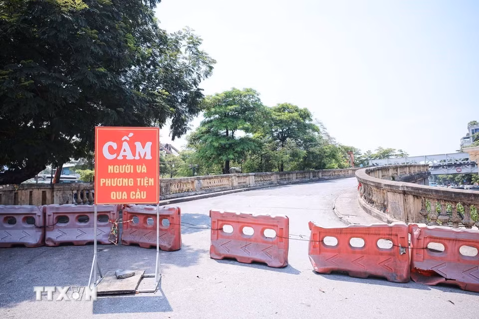 Đến 12h ngày 26/5, lối lên cầu Long Biên từ hướng đường Trần Nhật Duật vẫn được rào chắn. (Ảnh: Hoàng Hiếu/TTXVN)