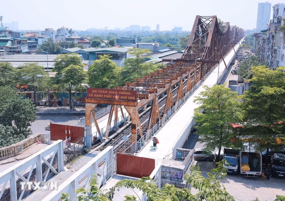 Sau gần 2 tháng thi công, dự án sửa chữa đột xuất phần đường đi bộ, đường xe máy và xe thô sơ hai bên cầu Long Biên đã hoàn thành, sẵn sàng thông xe từ 0h ngày 28/5. (Ảnh: Hoàng Hiếu/TTXVN)