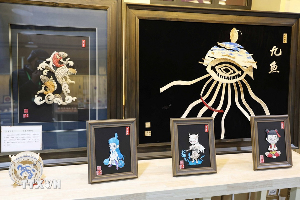 Hiện nay, các nghệ nhân đã có nhiều đổi mới, sử dụng phương pháp hiện đại như đập và tẩy trắng, làm mềm da cá, làm màu sắc phong phú hơn, phù hợp với việc chế tác các bức tranh có họa tiết phức tạp. (Ảnh: Công Tuyên/TTXVN)