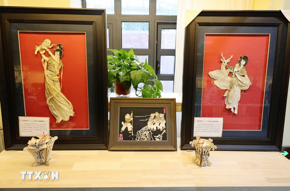 Nghệ thuật chế tác truyền thống là chọn cá ở hồ Tra Can, sau đó lột da, bảo quản và sấy khô trước khi đưa vào chế tác. (Ảnh: Công Tuyên/TTXVN)