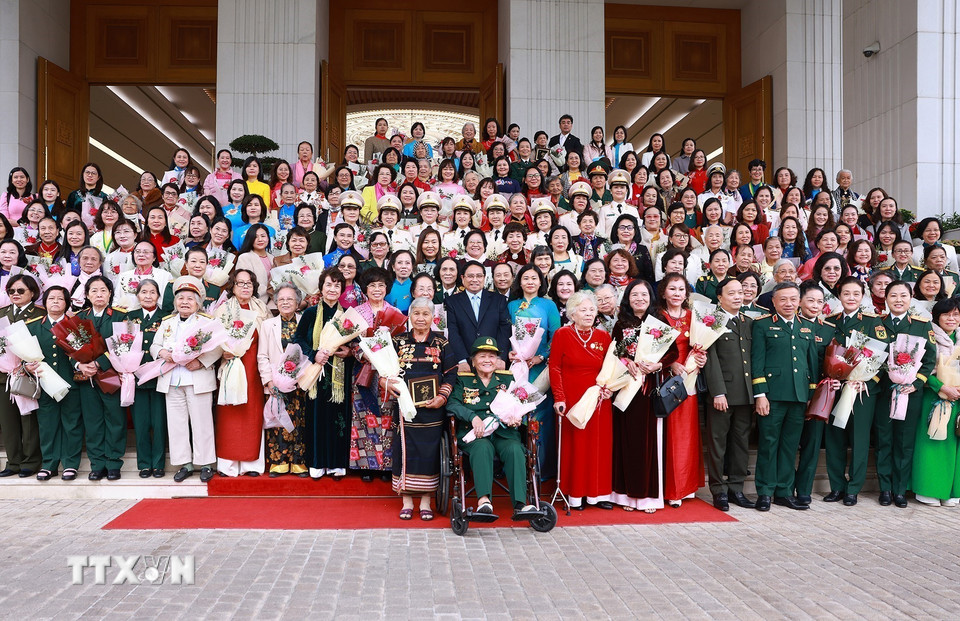 Thủ tướng Phạm Minh Chính với các nữ Anh hùng lực lượng vũ trang nhân dân, nữ Anh hùng lao động, nữ tướng, nhà khoa học nữ. (Ảnh: Dương Giang/TTXVN)