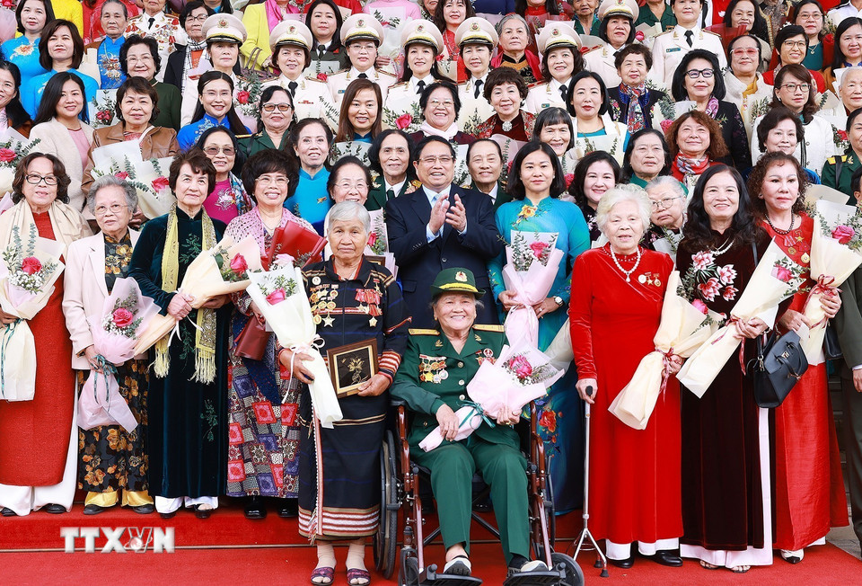 Thủ tướng Phạm Minh Chính với các nữ Anh hùng lực lượng vũ trang nhân dân, nữ Anh hùng lao động, nữ tướng, nhà khoa học nữ. (Ảnh: Dương Giang/TTXVN)