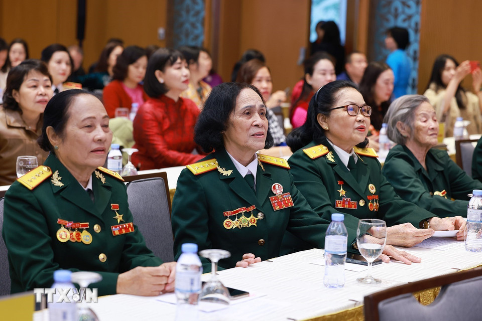 Các đại biểu nữ Anh hùng lực lượng vũ trang nhân dân, nữ Anh hùng lao động tham dự buổi gặp. (Ảnh: Dương Giang/TTXVN)