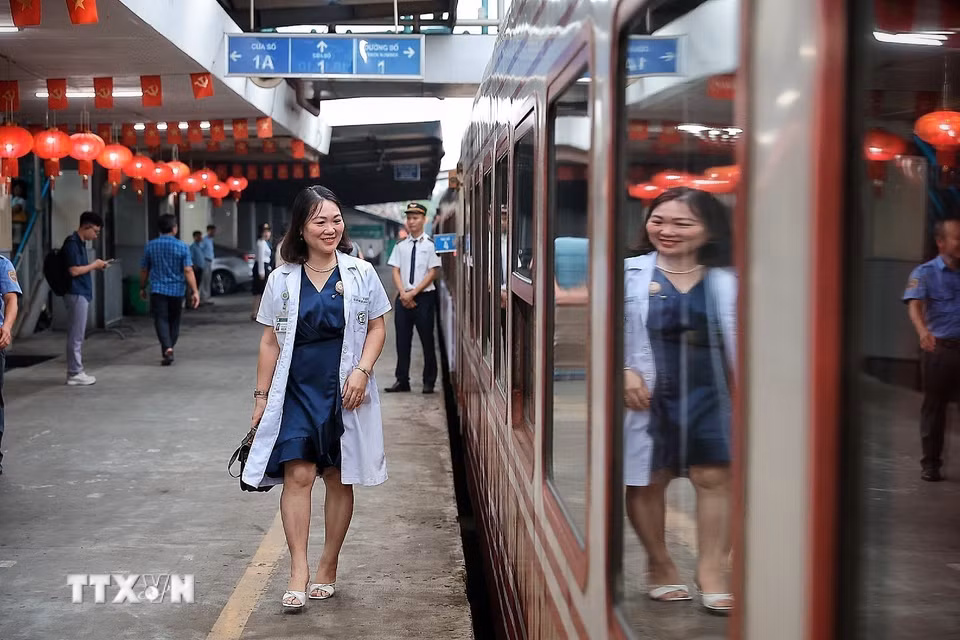 Bác sĩ chuyên khoa II Nguyễn Mai Hương bày tỏ niềm hân hoan, háo hức trước khi lên tàu đi làm. (Ảnh: Phạm Tuấn Anh/TTXVN)