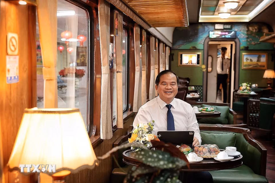 Phó Giáo sư, Tiến sỹ Đào Xuân Cơ, Bí thư Đảng ủy, Giám đốc Bệnh viện Bạch Mai, trải nghiệm làm việc trên tàu. (Ảnh: Phạm Tuấn Anh/TTXVN)