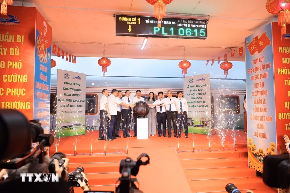 Nghi thức khai trương đoàn tàu Hà Nội-Phủ Lý tại ga Hà Nội, với chuyến PL1 khởi hành lúc 6h15 đi Phủ Lý, phục vụ đưa đón cán bộ, nhân viên Bet88013 com nổ hũ tới Bệnh viện Bạch Mai cơ sở 2. (Ảnh: Phạm Tuấn Anh/TTXVN)