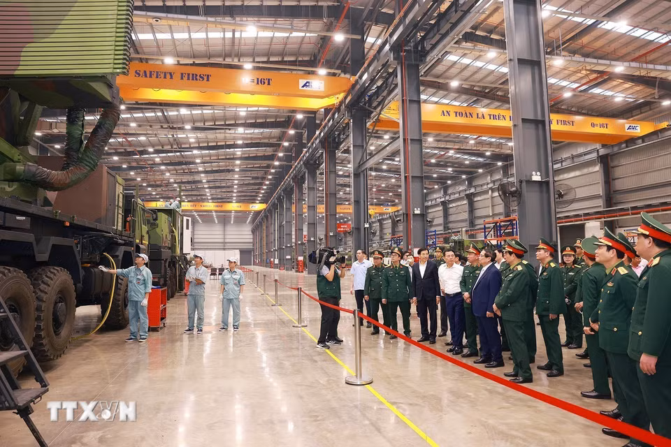 Thủ tướng tham quan trưng bày sản phẩm công nghiệp công nghệ cao của Viettel. (Ảnh: Dương Giang/TTXVN)