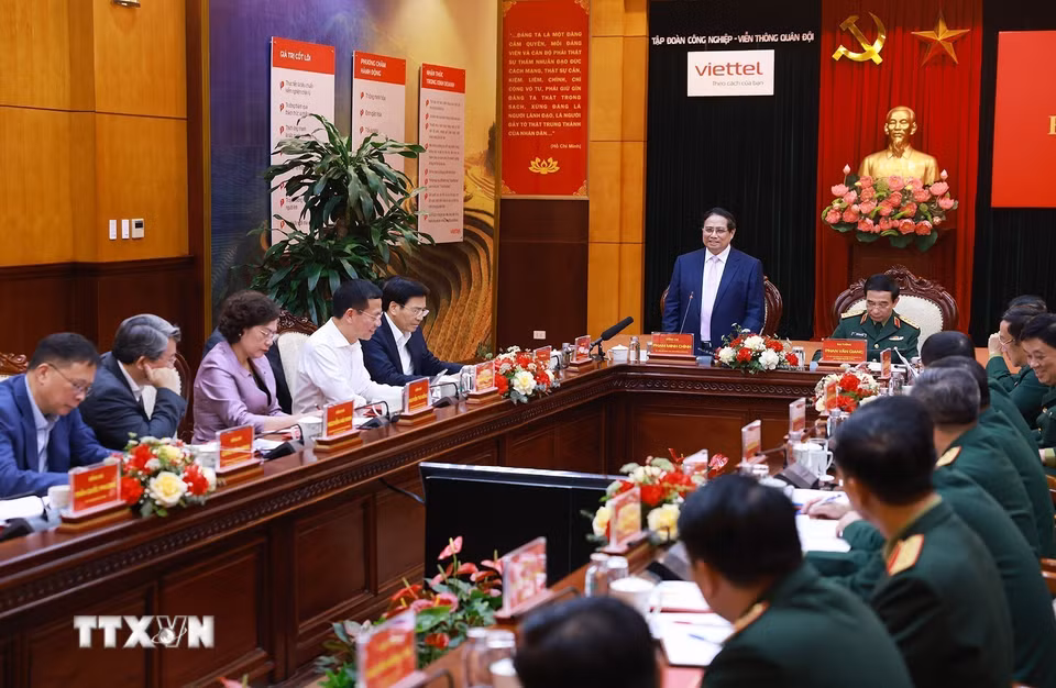 Thủ tướng Phạm Minh Chính làm việc với Bộ Quốc phòng và các bộ, ngành về công nghiệp quốc phòng công nghệ cao. (Ảnh: Dương Giang/TTXVN)