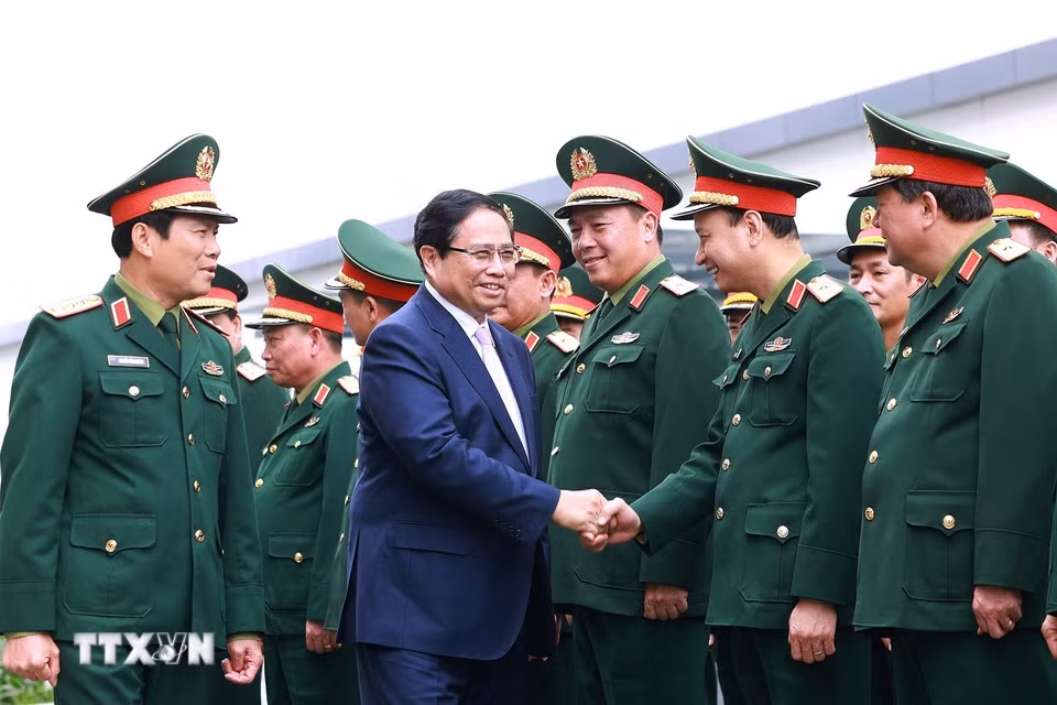 Thủ tướng Phạm Minh Chính với cán bộ, chỉ huy Tập đoàn Công nghiệp - Viễn thông Quân đội (Viettel). (Ảnh: Dương Giang/TTXVN)