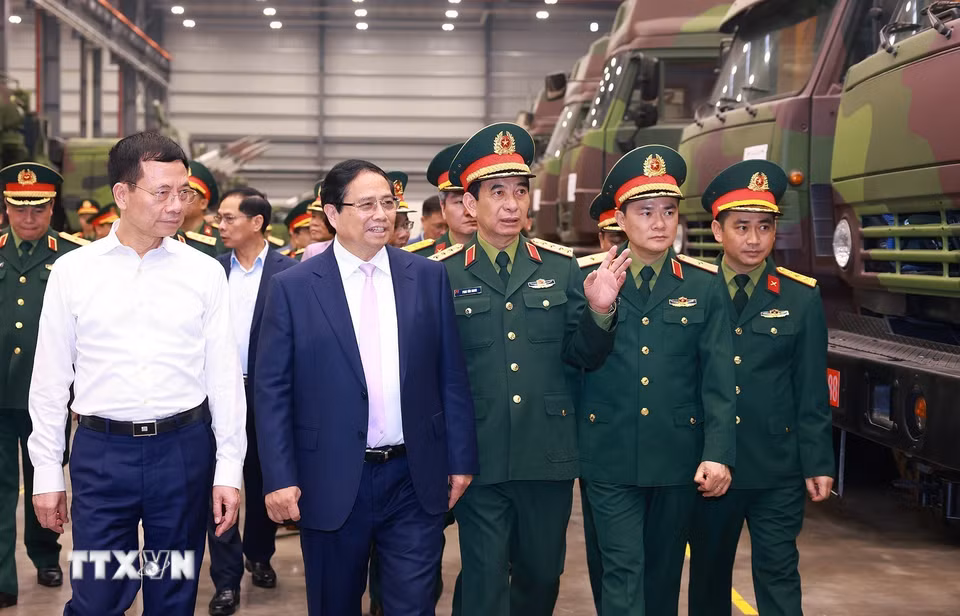 Thủ tướng tham quan trưng bày sản phẩm công nghiệp công nghệ cao của Viettel. (Ảnh: Dương Giang/TTXVN)